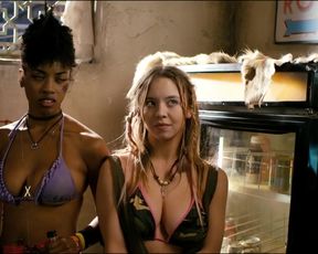 Cortney Palm, Cameron Richardson, Sydney Sweeney, Joi Liaye - Dead Ant (2017)