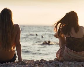 Caro Cult, Amelie Plaas Link nude - Interrail (2018)