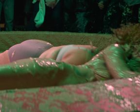 Sexy Britney Young nude - Glow s03e08 (2019) 