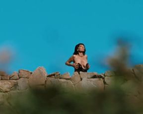 Marine Sainsily, Elina Lowensohn naked - Laissez bronzer les cadavres (2017)