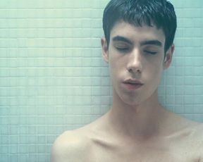 Celebs Sophia Leboutte, Julie Neenemaggi nude - Thermes (2010)