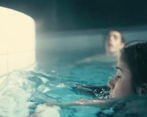 Celebs Sophia Leboutte, Julie Neenemaggi nude - Thermes (2010)