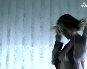 TV show scene Lisi Linder nude - La victima nnmero 8 s01e04 (2018) 