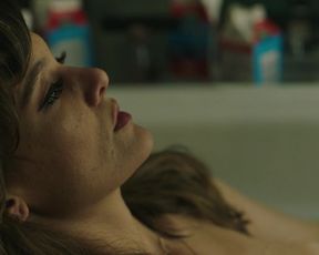 TV show scene Frankie Shaw naked - SMILF s02e02 (2018) 