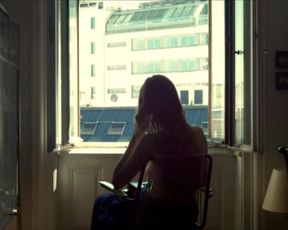 Sexy Elisabeth Umlauft - Gehen am Strand (2013) TV show scenes