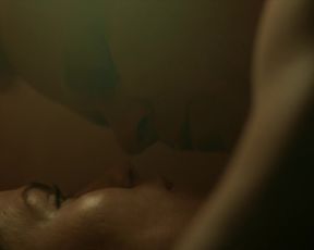 Pihla Viitala, Malla Malmivaara nude - Kaiken Se Kestaa (2017)