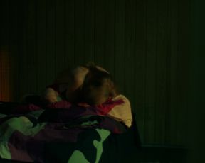 Pihla Viitala, Malla Malmivaara nude - Kaiken Se Kestaa (2017)