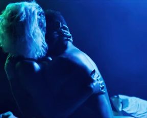 TV show scene Sophie Charlotte naked - Ilha de Ferro s01e01 (2018) 