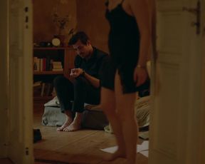 Elisabeth Moss naked - The Square (2017)