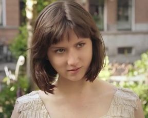 Topless scene Romy Lauwers naked - Het leven is vurrukkulluk (2018) 